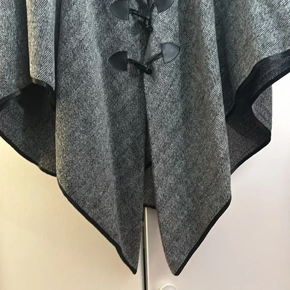 Black and white herringbone cape, Pancho - Picture 3 of 7